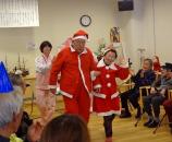 ゲームの最後に利用者様等でコスプレ!先にサンタになった方が勝ち?!