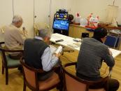 男性陣がカラオケボックスさながらに歌の練習。来るべきご披露の日を目指して？