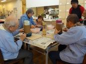 今日の陶芸はなにやら本格的、花瓶でしょうか､､焼き上がりが楽しみ!!